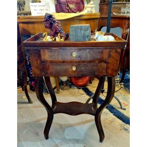 Mahogany 19th Century Living Room Table Between Two Workers Cabaret Tray
