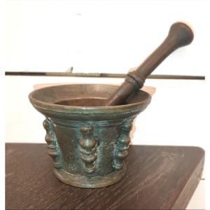 Beautiful Bronze Apothecary's Mortar And Pestle, Cast Iron From Le Puy, Columns, Late 17th Century 