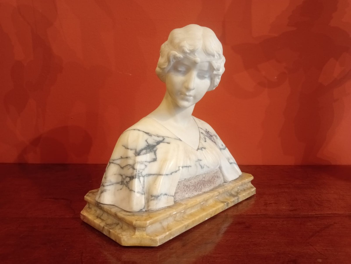 Mezzobusto femminile in marmo