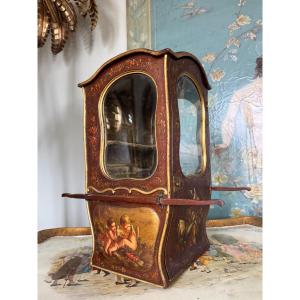 Small Late 19th Century Sedan Chair In Martin Varnish Forming A Display Case