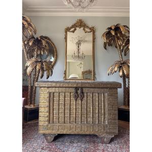 18th Century Chest In Embossed Brass And Wrought Iron - 18th Century 