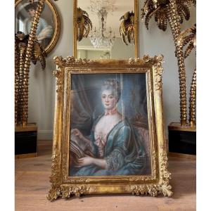 18th-century Pastel In Its Frame Depicting An Elegant Young Woman 