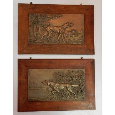 1900 ′ Pair Of Bas Reliefs In Bronze On Walnut, Pointing Dogs