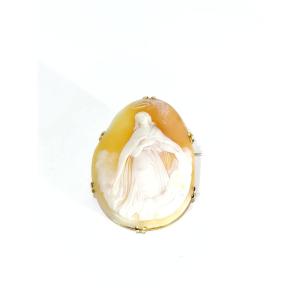Gold-mounted Shell Cameo Brooch Representing An Angel