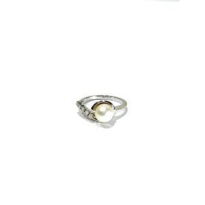 White Gold Ring With Pearl And Diamonds