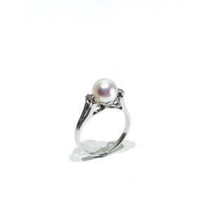 White Gold And Pearl Ring 