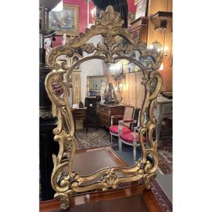 Carved And Gilded Wooden Mirror With Molded Sides, 18th Century, With Scalloped Decoration
