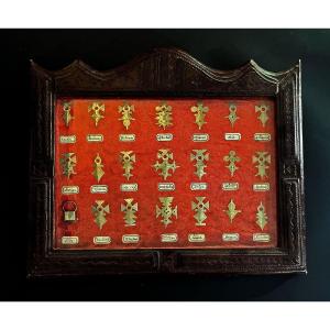 A Vintage Presentation Les 21 Croix Du Niger - Croix D’agadez  Tuareg Berbère Jewellery 