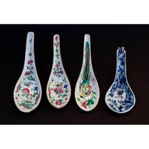 4 Antique Chinese Porcelain Spoons Qing Dynasty. 19th Century. Famille Rose. Blue & White