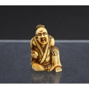 Antique Japanese Edo Period Ivory Netsuke Seated Storyteller Or Comic Actor With Clam C19th