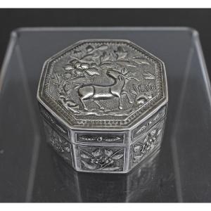 Antique Vietnamese Solid Silver Octagonal Box With Deer Repoussé, Dynastie Nguyễn