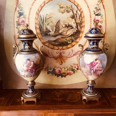 Paire De Vases En Porcelaine De Sèvres.