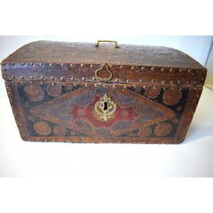 * Large Box In Wood And Polychrome Embossed Leather XVIIth XVIIIth Ref 371