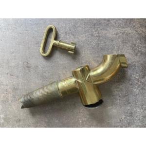 Robinet En Laiton De Barrique à Vin Avec Clef Et Serrure Art Populaire