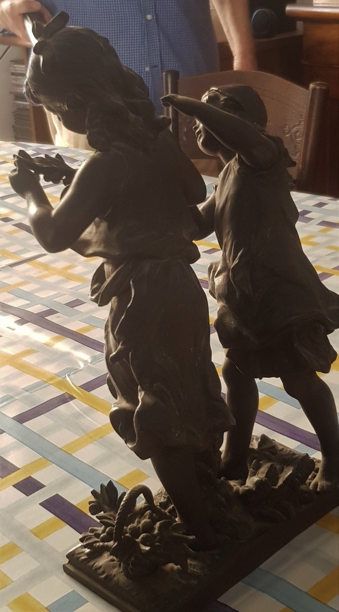 Statuina antica in antimonio gruppo di due bambini che giocano-photo-3