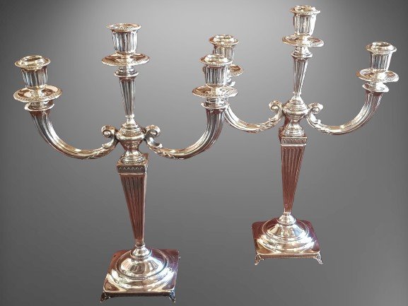 Coppia di candelabri a 3 fiamme in argento 800/1000 in stile Impero alti 40 cm