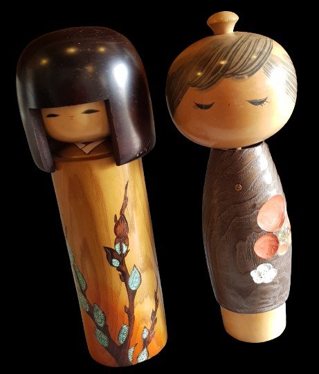 Due grandi kokeshi bambole di legno dipinto opera di artisti giapponesi del XXs