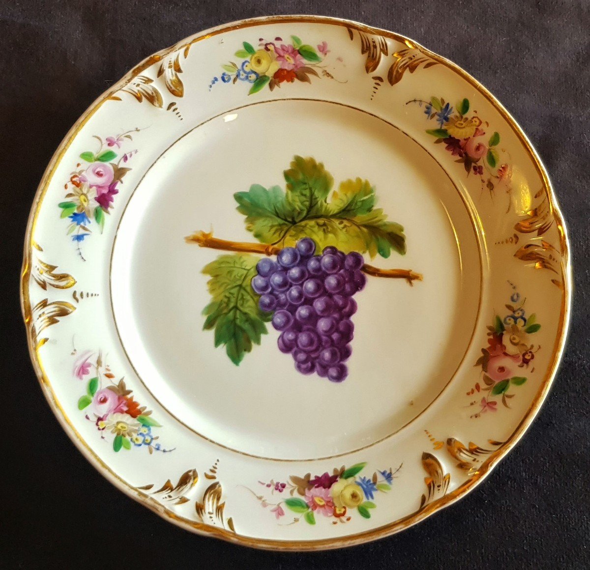 Piatto antico '800 in porcellana grappolo d'uva dipinto