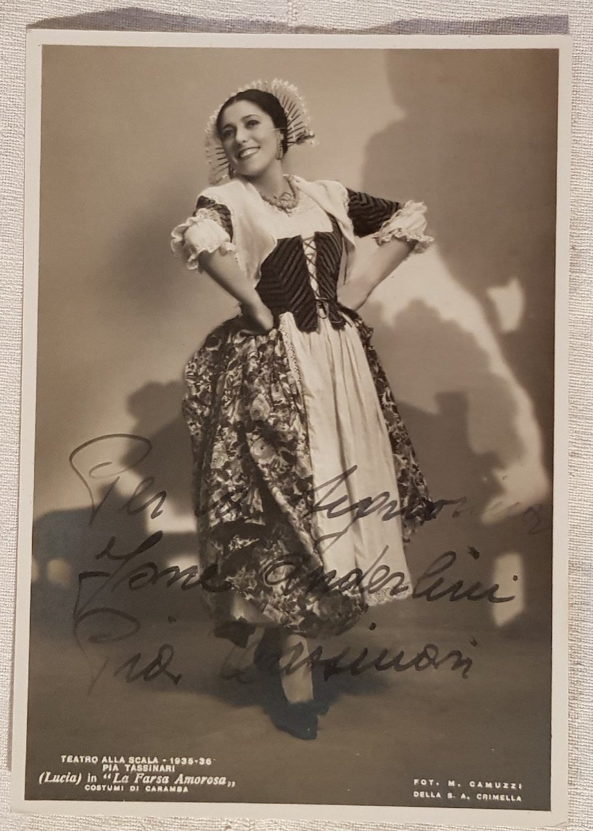Dedica autografo manoscritto di Pia Tassinari su foto formato cartolina La Farsa Amorosa 1936