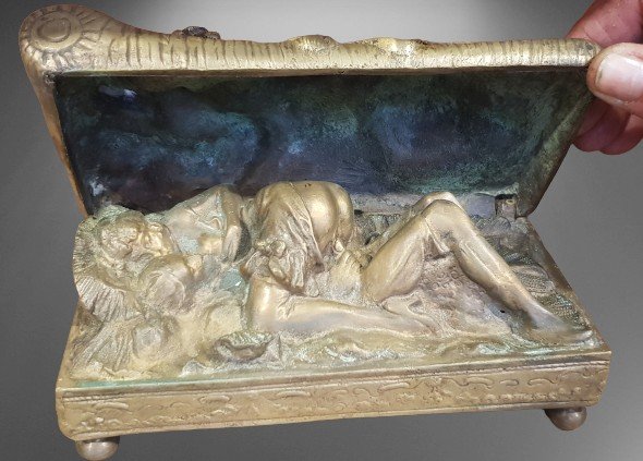 Scatola antica in bronzo  con apertura meccanica Erotica celata