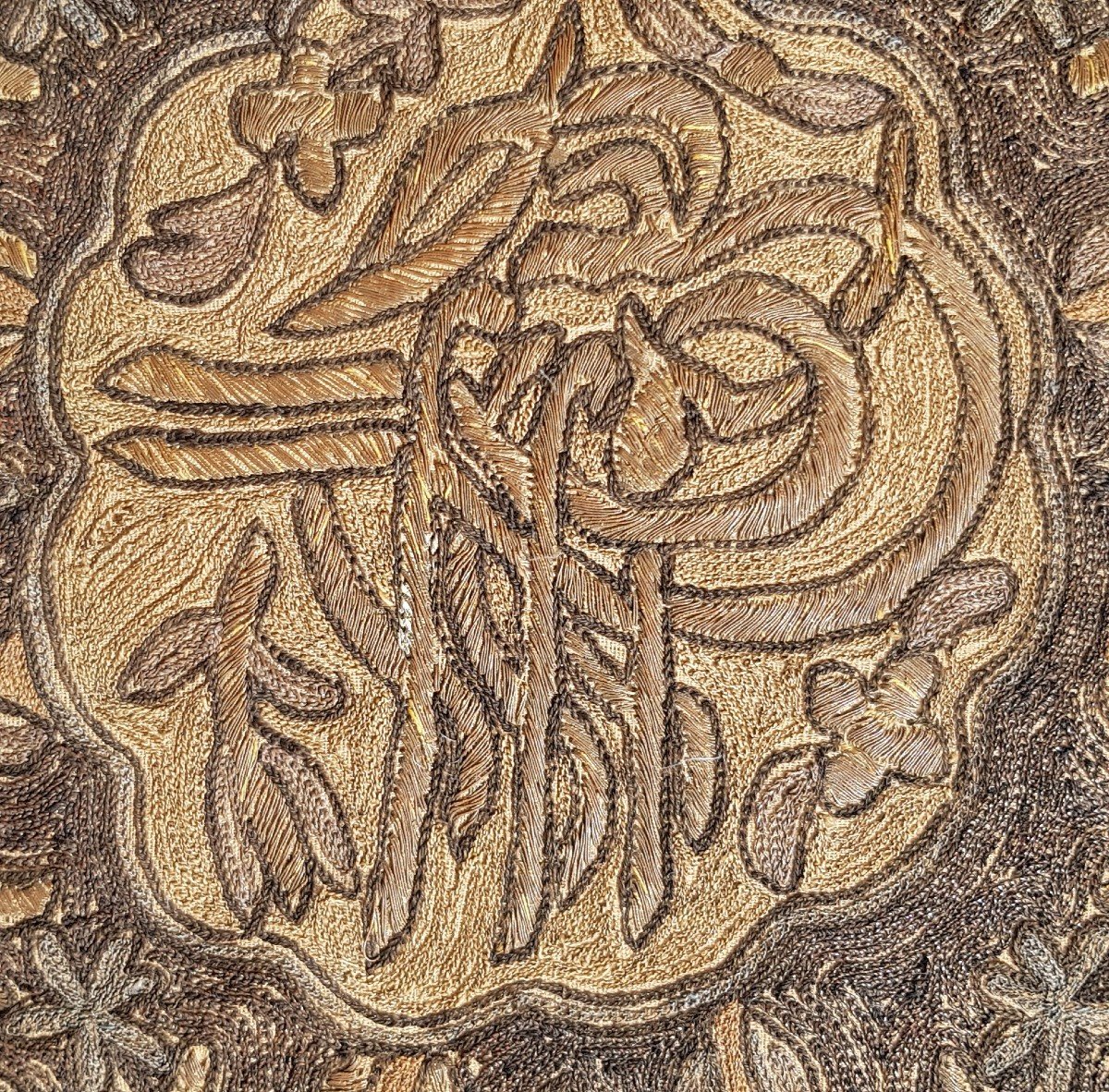 Cuscino islamico antico ricamato a mano con fili metallici 