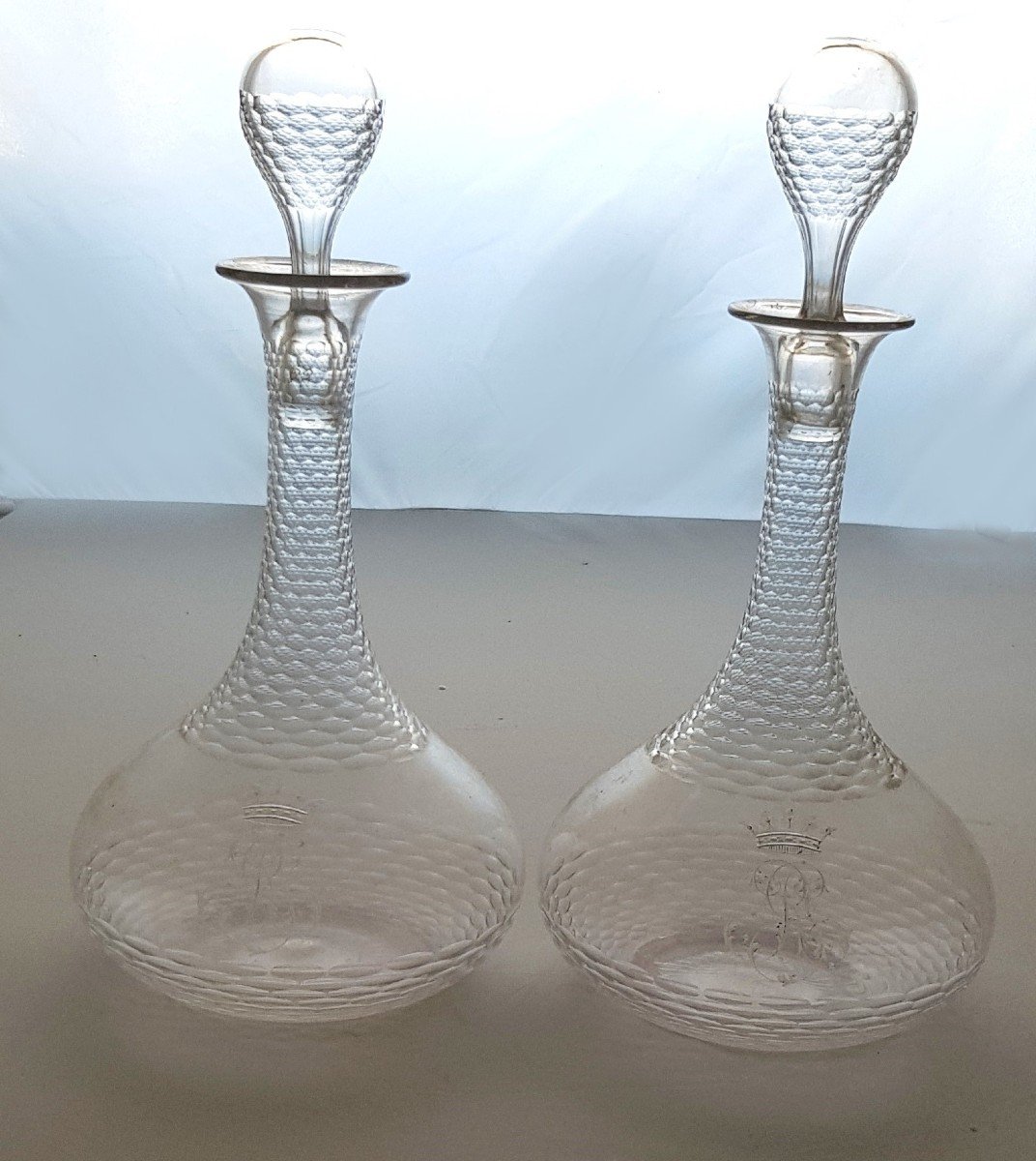 Coppia Di Vecchie Bottiglie Di Caraffe In Cristallo Molato Corona Di Marchese E Monogramma