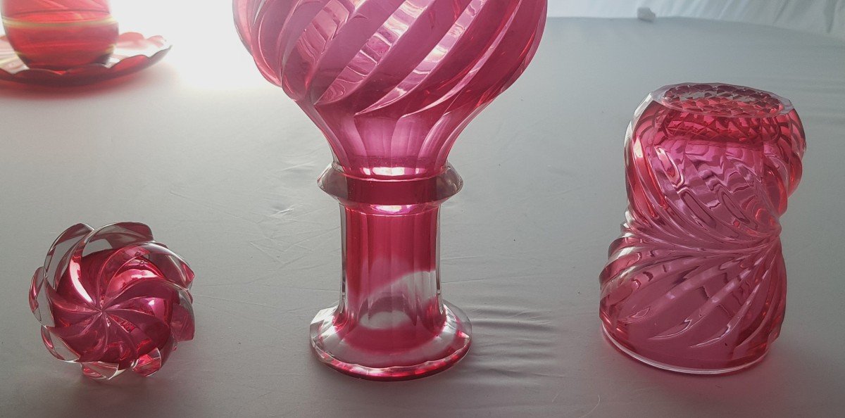 Antica bottiglia e bicchiere abbinato in cristallo di Boemia rosso fragola-photo-1