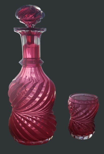 Antica bottiglia e bicchiere abbinato in cristallo di Boemia rosso fragola