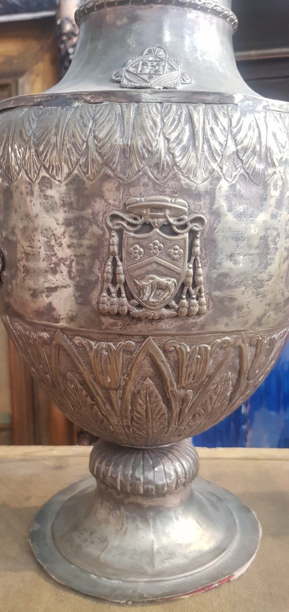  lampada da tavolo antica  in metallo sbalzato e argentato, stemma cardinalizio -photo-2