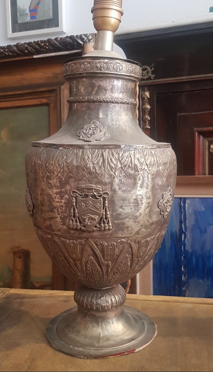  lampada da tavolo antica  in metallo sbalzato e argentato, stemma cardinalizio 
