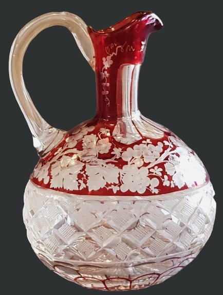 Antica bottiglietta in cristallo di Boemia con decorazione uva rossa molata e incisa