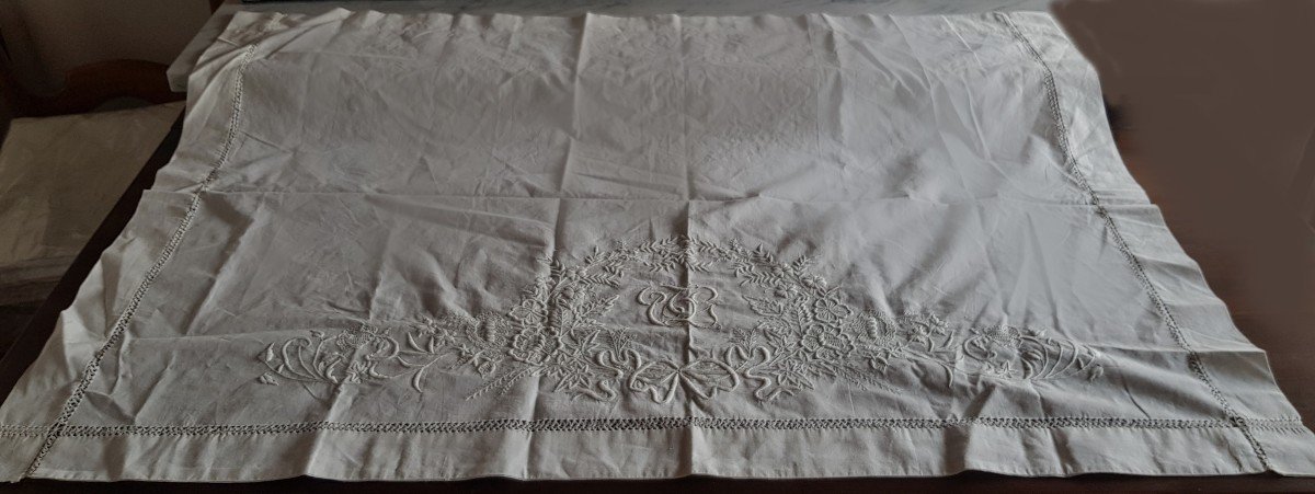 Copricuscino in lino riccamente ricamato con fiori e monogramma cm 110x80-photo-2