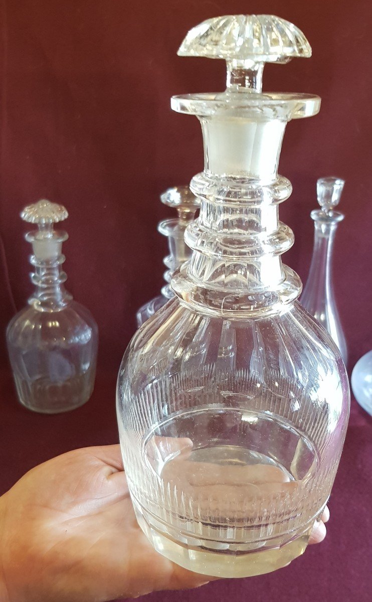 bella bottiglia antica in cristallo molato