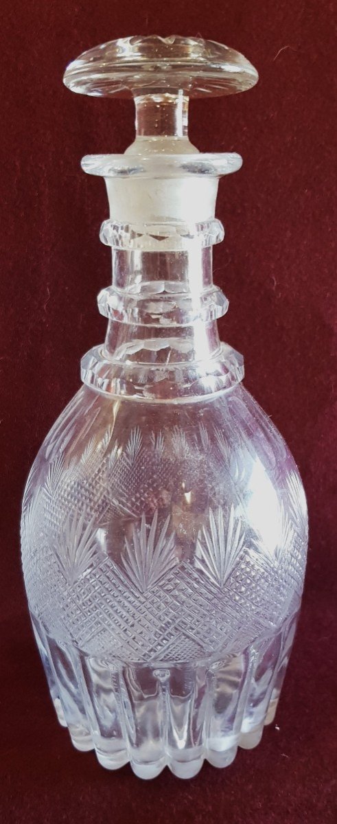Bella bottiglia del XIX secolo in cristallo stampato e molato