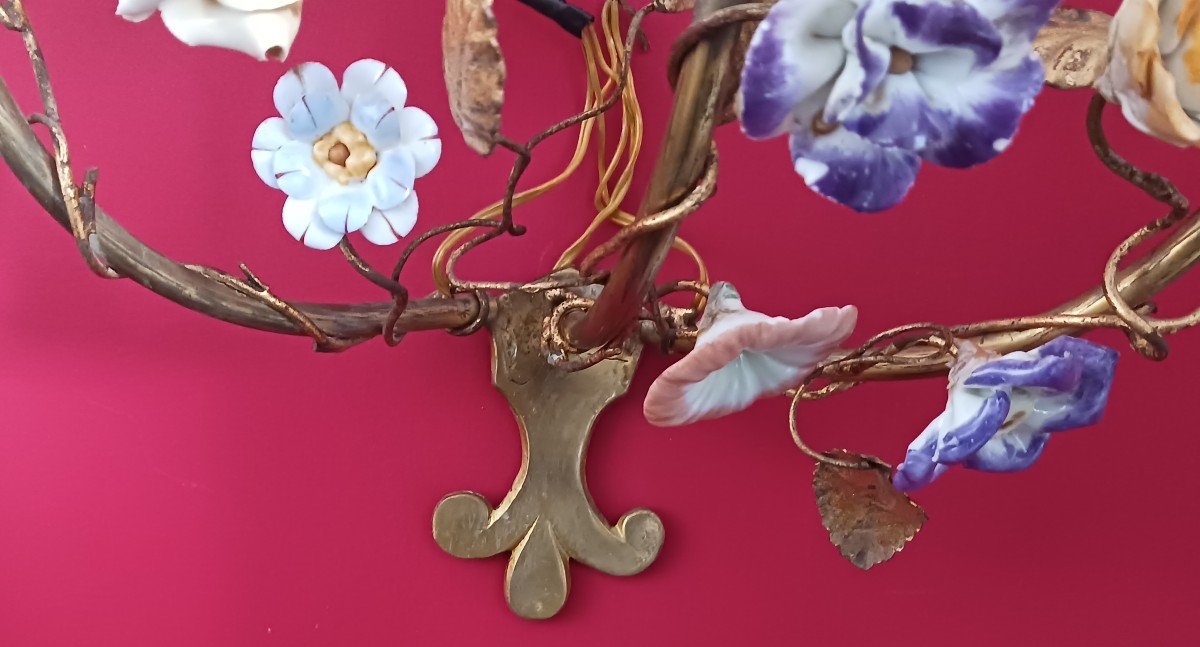 Coppia di applique in metallo dorato antico con fiori in porcellana-photo-1