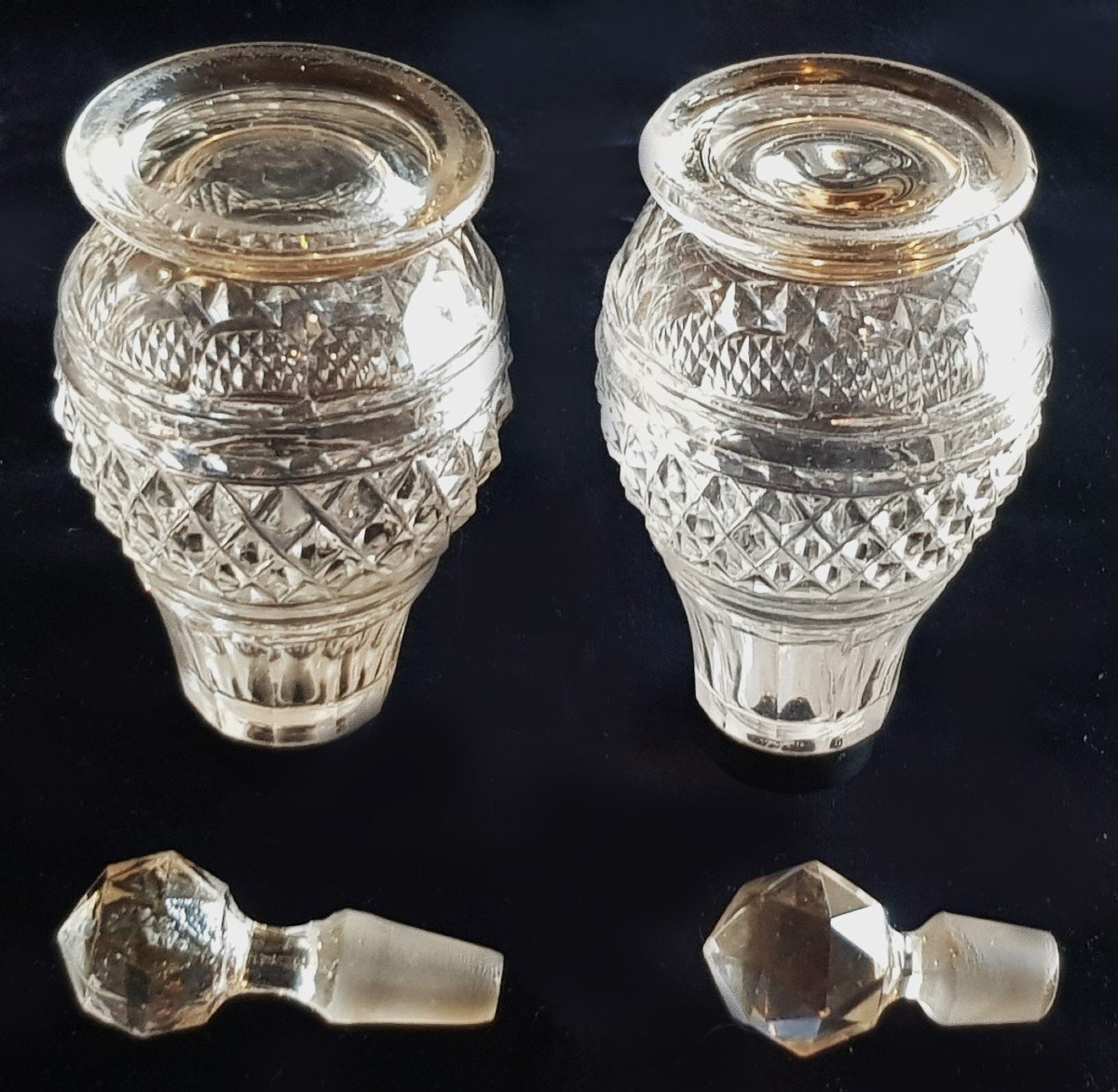 coppia di ampolle antiche, flaconi in cristallo molato a punte di diamante-photo-1