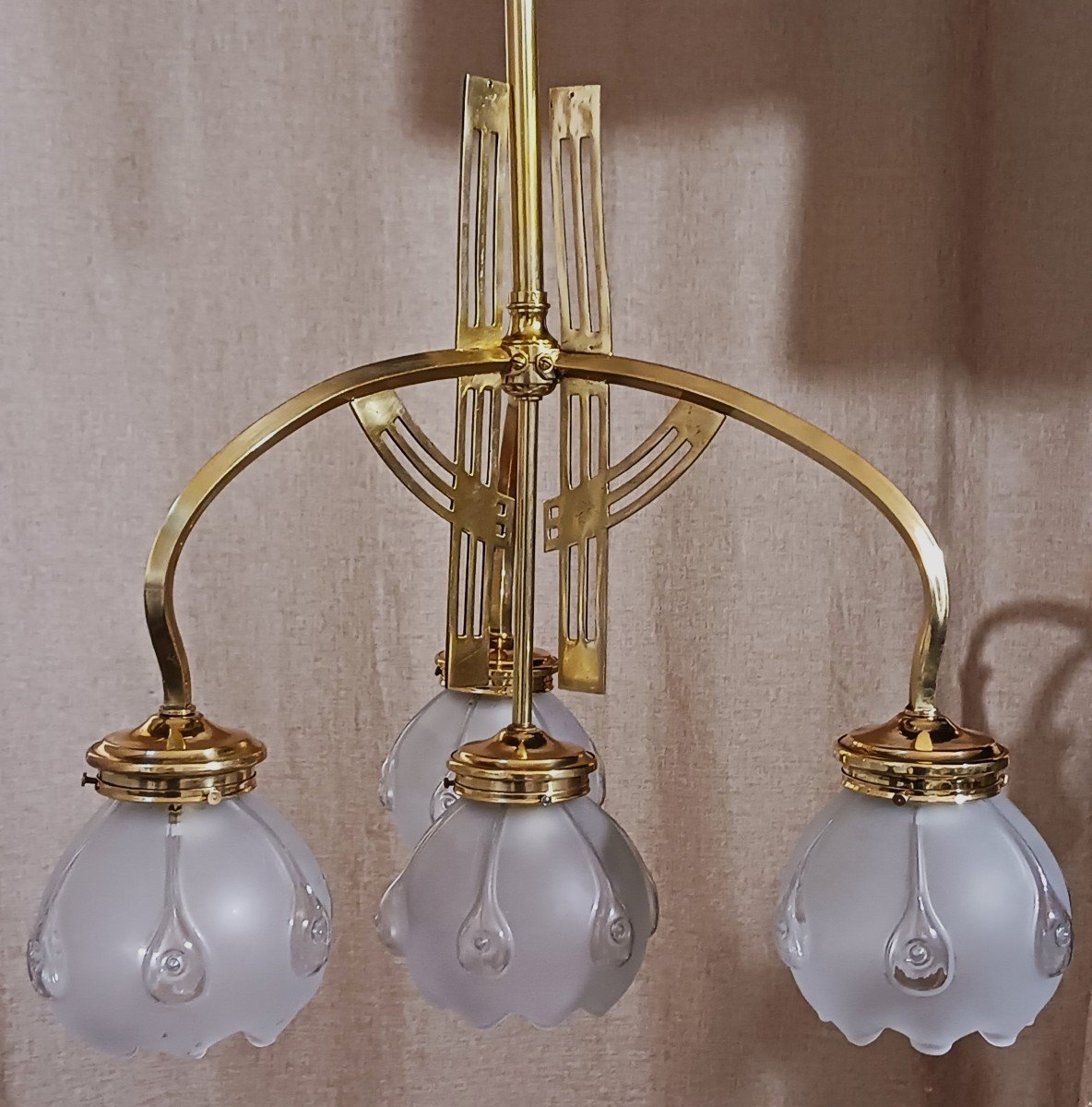 Lampadario Liberty in ottone lucido e tulipani in vetro satinato