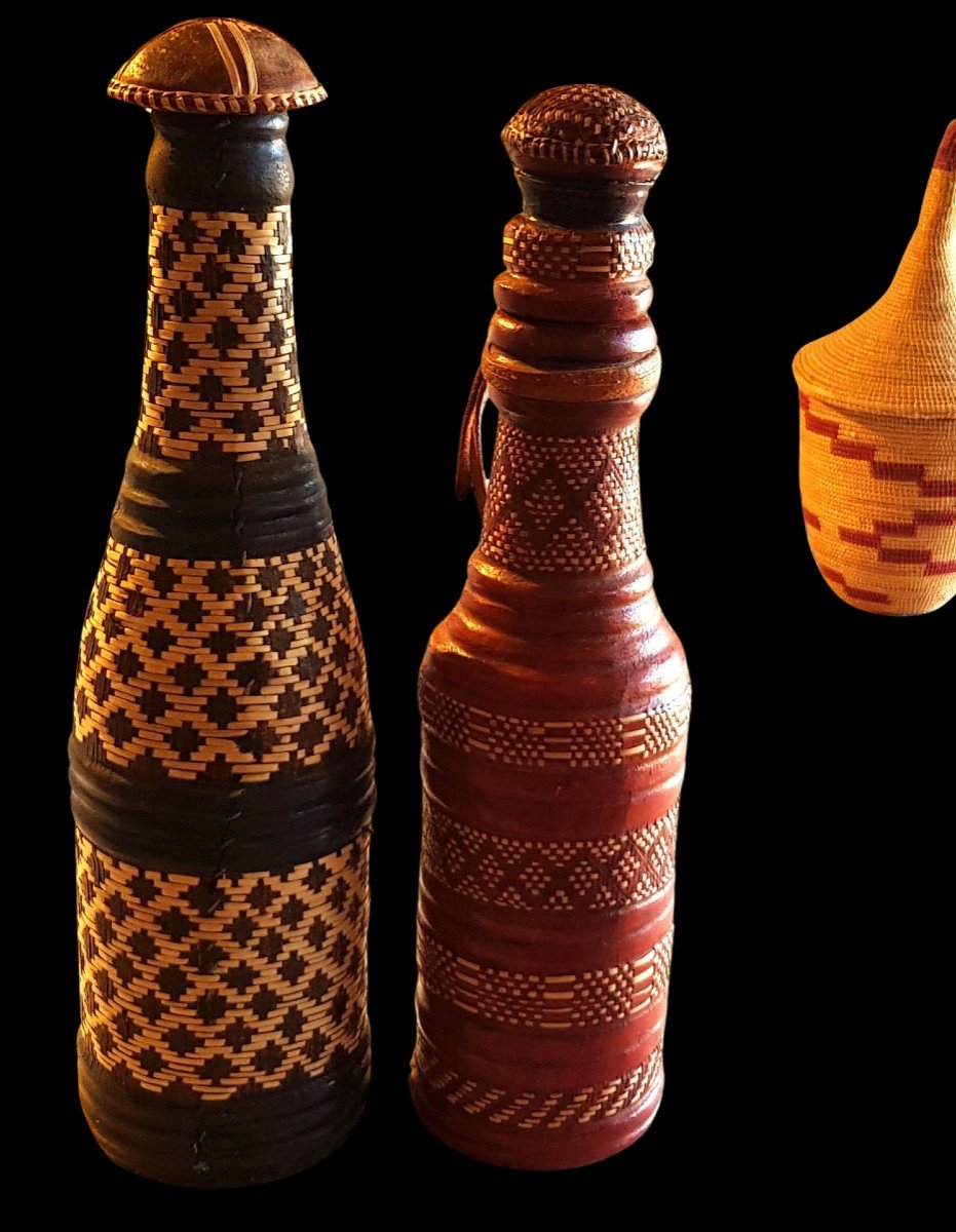 Lotto  di due bottiglie  antiche rivestite in pelle intrecciata