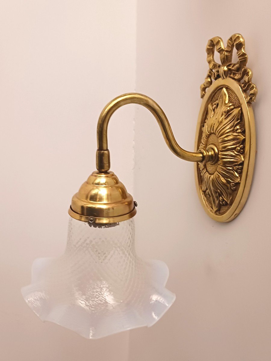 Coppia di applique in ottone lucido e campanelle in vetro opalescente stile Luigi XVI-photo-3