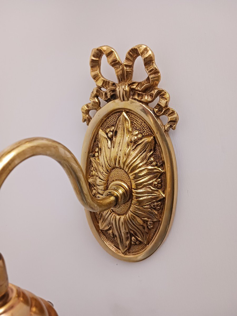 Coppia di applique in ottone lucido e campanelle in vetro opalescente stile Luigi XVI-photo-4