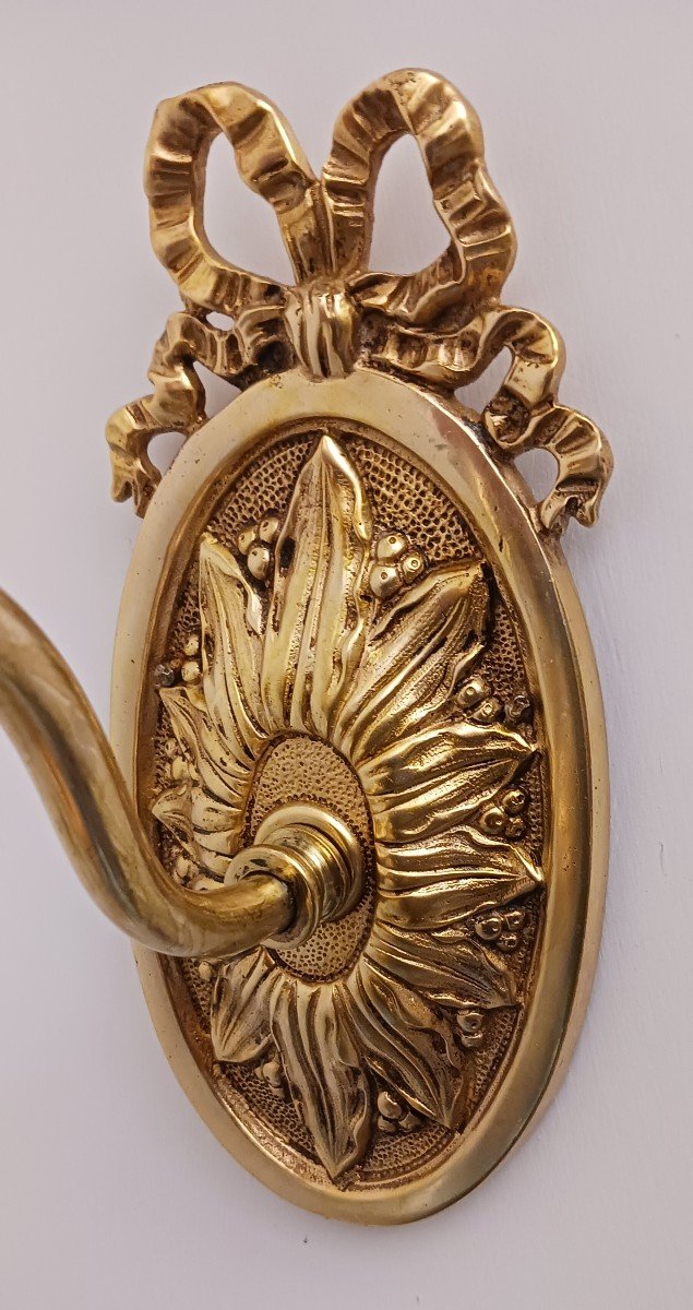Coppia di applique in ottone lucido e campanelle in vetro opalescente stile Luigi XVI-photo-1