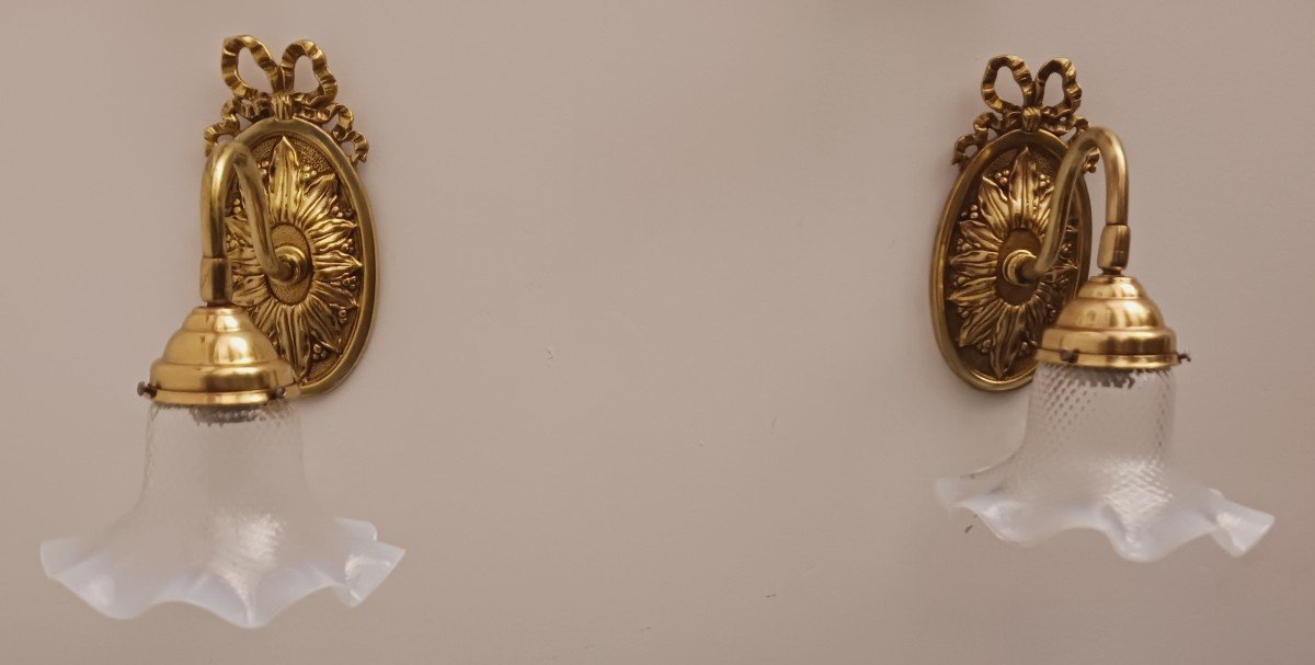 Coppia di applique in ottone lucido e campanelle in vetro opalescente stile Luigi XVI