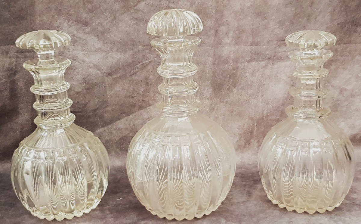 Set di tre antiche bottiglie decanter in cristallo