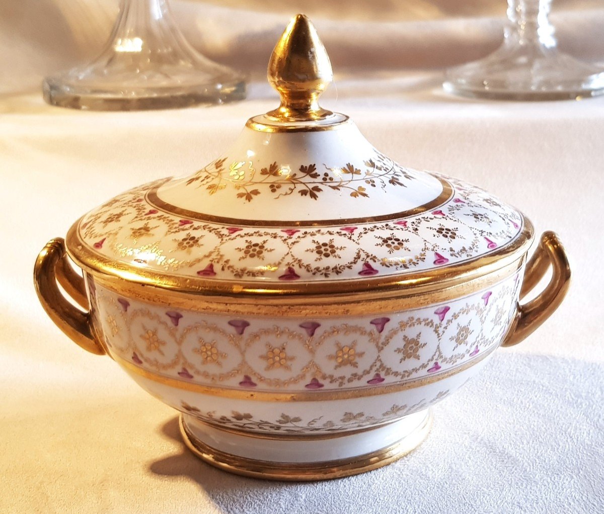 Antica tazza da puerpera in porcellana decorata a mano della prima metà del XIX secolo