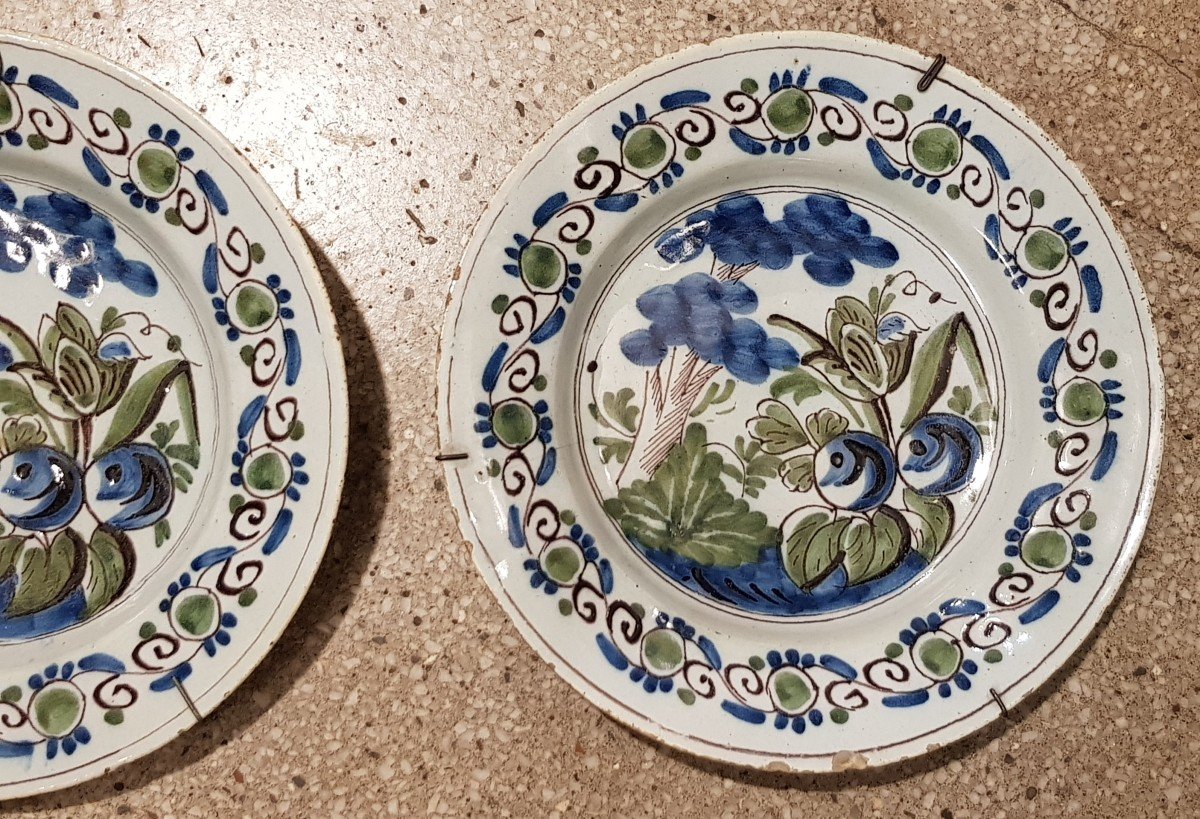 Coppia di antichi piatti in  maiolica  di Delft, Paesi Bassi, XVIII secolo-photo-1
