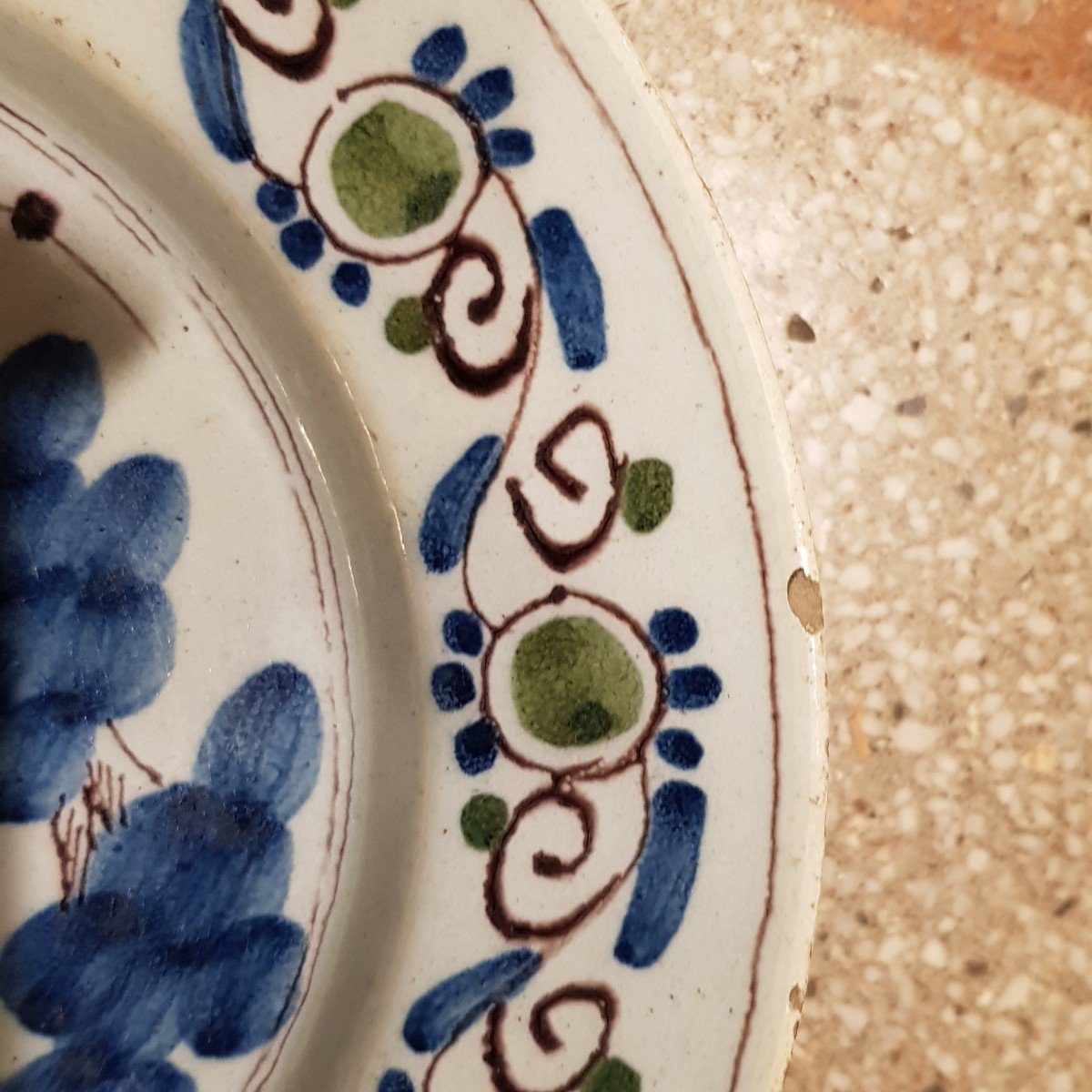 Coppia di antichi piatti in  maiolica  di Delft, Paesi Bassi, XVIII secolo-photo-3