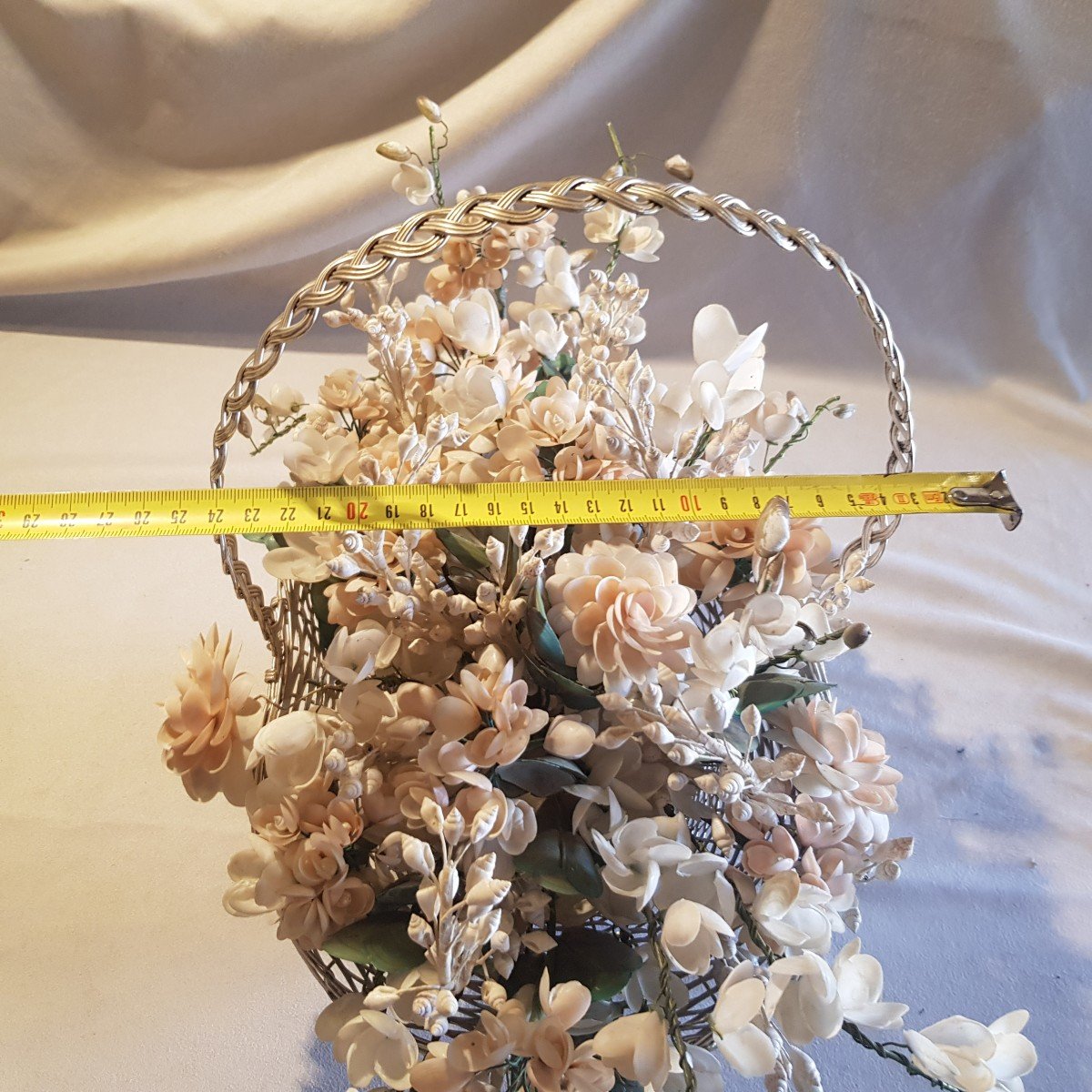 Coppia di cestini in metallo argentato con composizione di fiori di conchiglie-photo-7