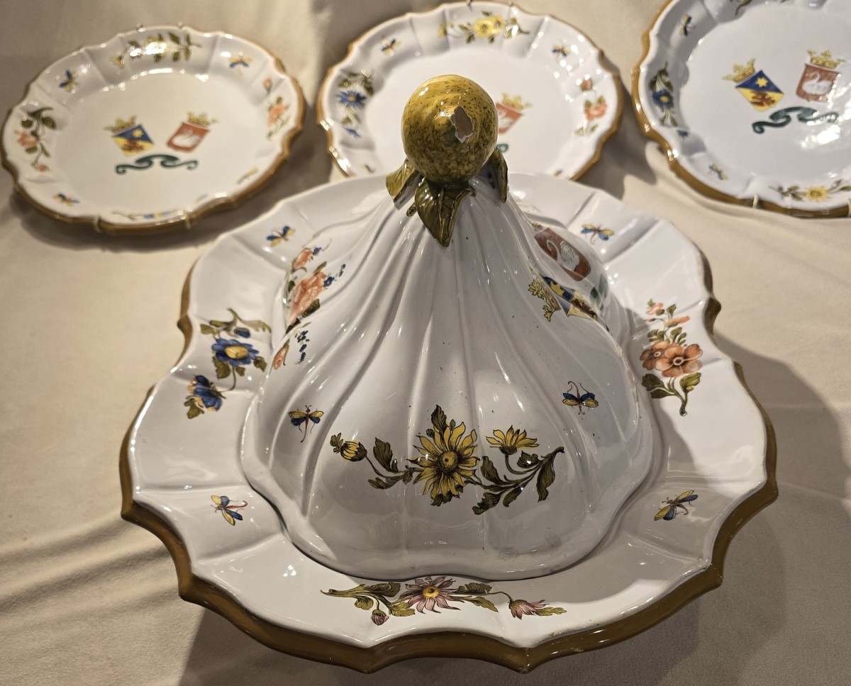 Antico piatto da portata in maiolica di Nove con stemmi nuziali di Juvalt Parravicini-photo-2