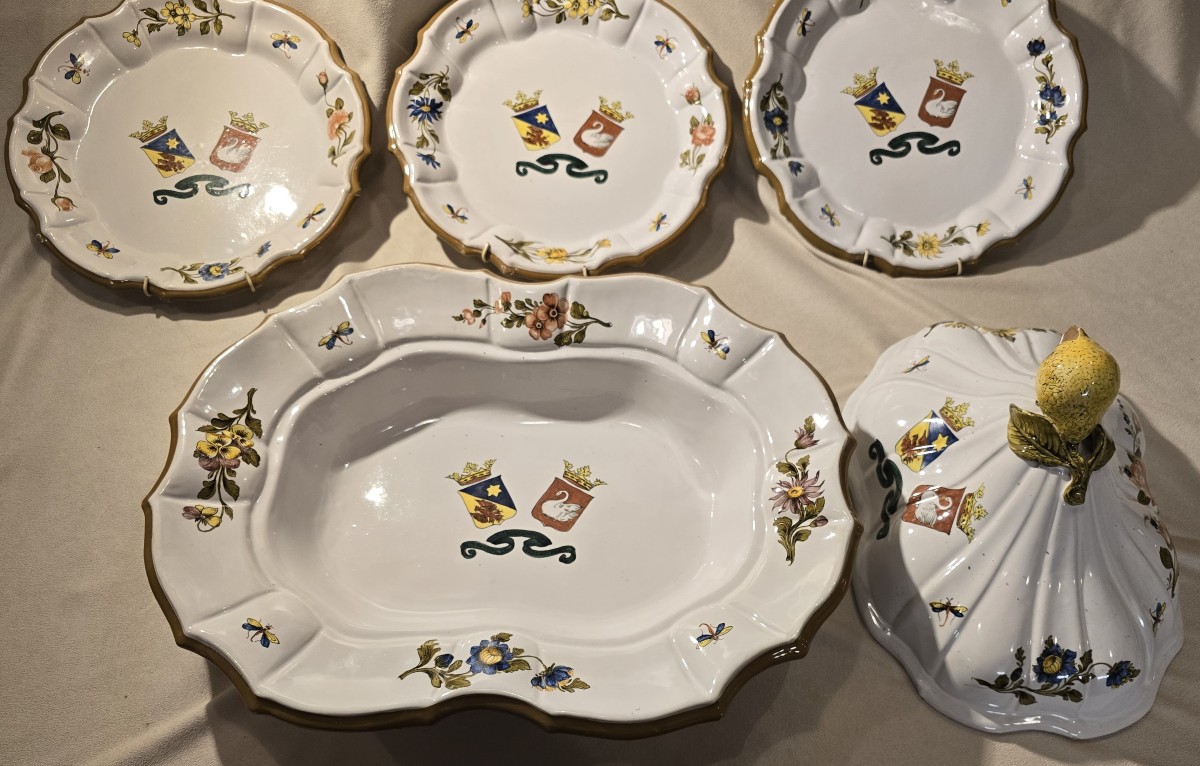 Antico piatto da portata in maiolica di Nove con stemmi nuziali di Juvalt Parravicini-photo-3