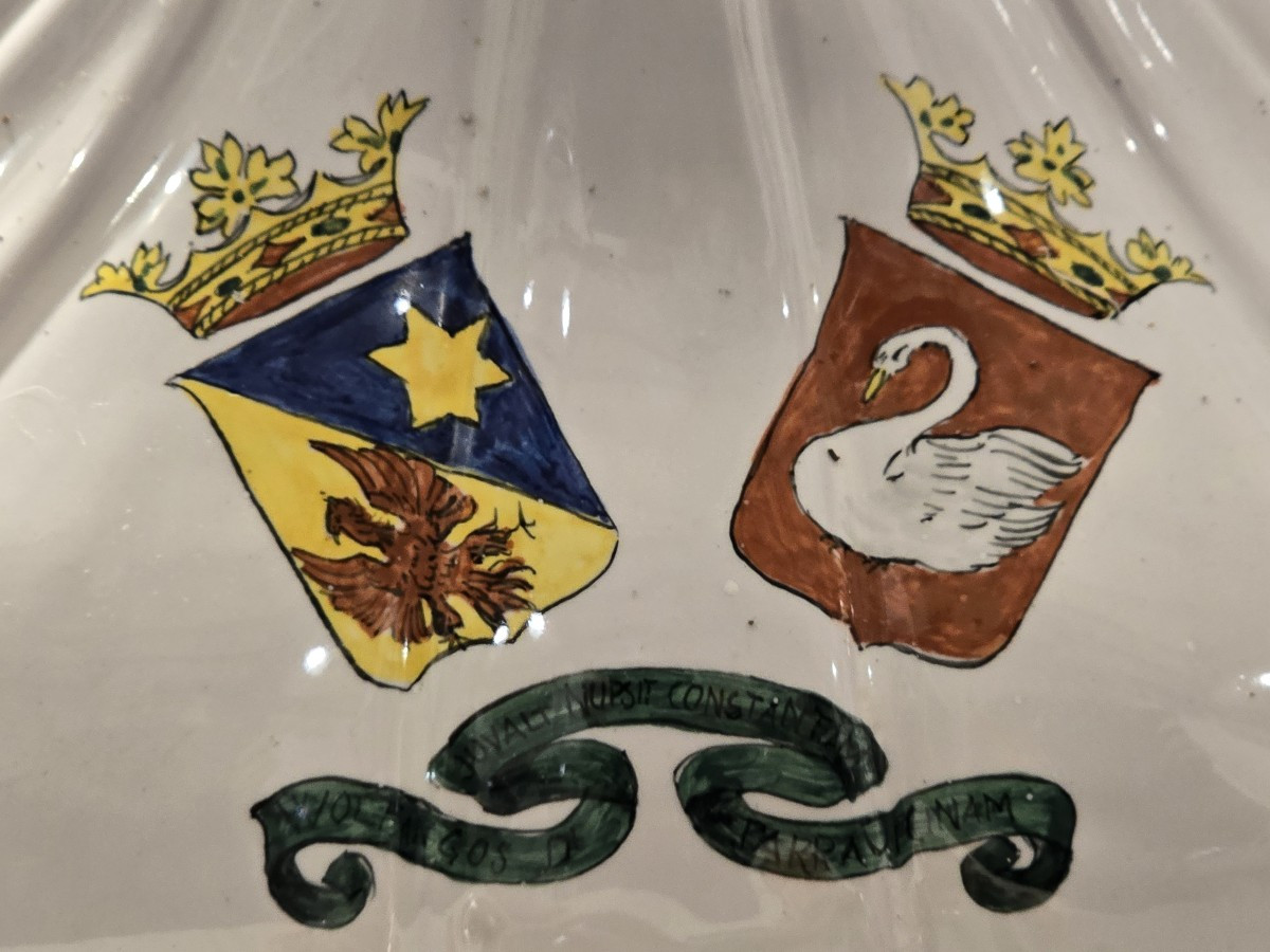 Antico piatto da portata in maiolica di Nove con stemmi nuziali di Juvalt Parravicini-photo-3